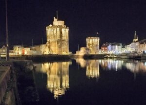 投稿についてもっと詳しく 港町ラ・ロッシェル、声と光に包まれる夜